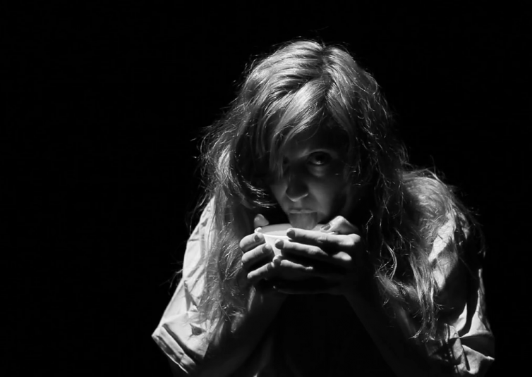 Ella, Demasiado Oscuro